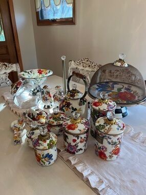 McKenzie child white flower market pattern, 14 piece set